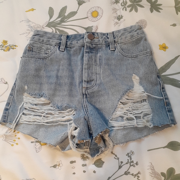 ❤ ASOS Retro High Waist Cut Off Denim Jean Shorts - Picture 3 of 5